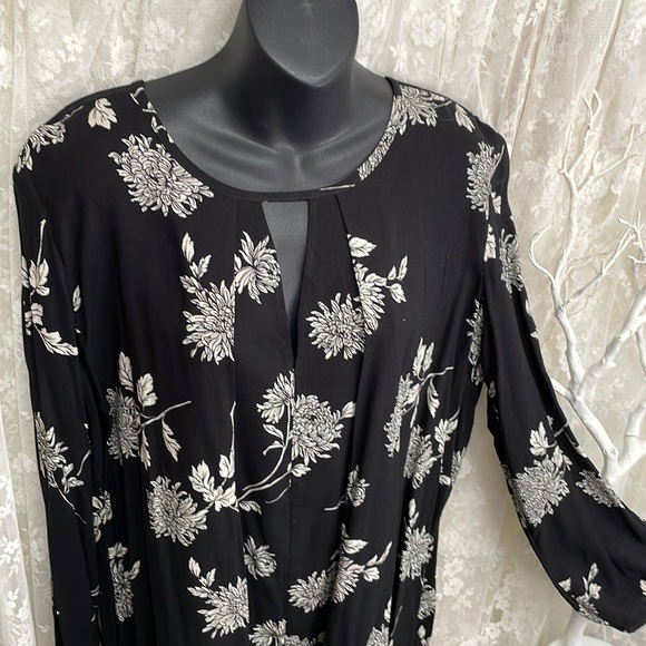 Black & White Large Floral Perfect Blouse. - Picture 2 of 6